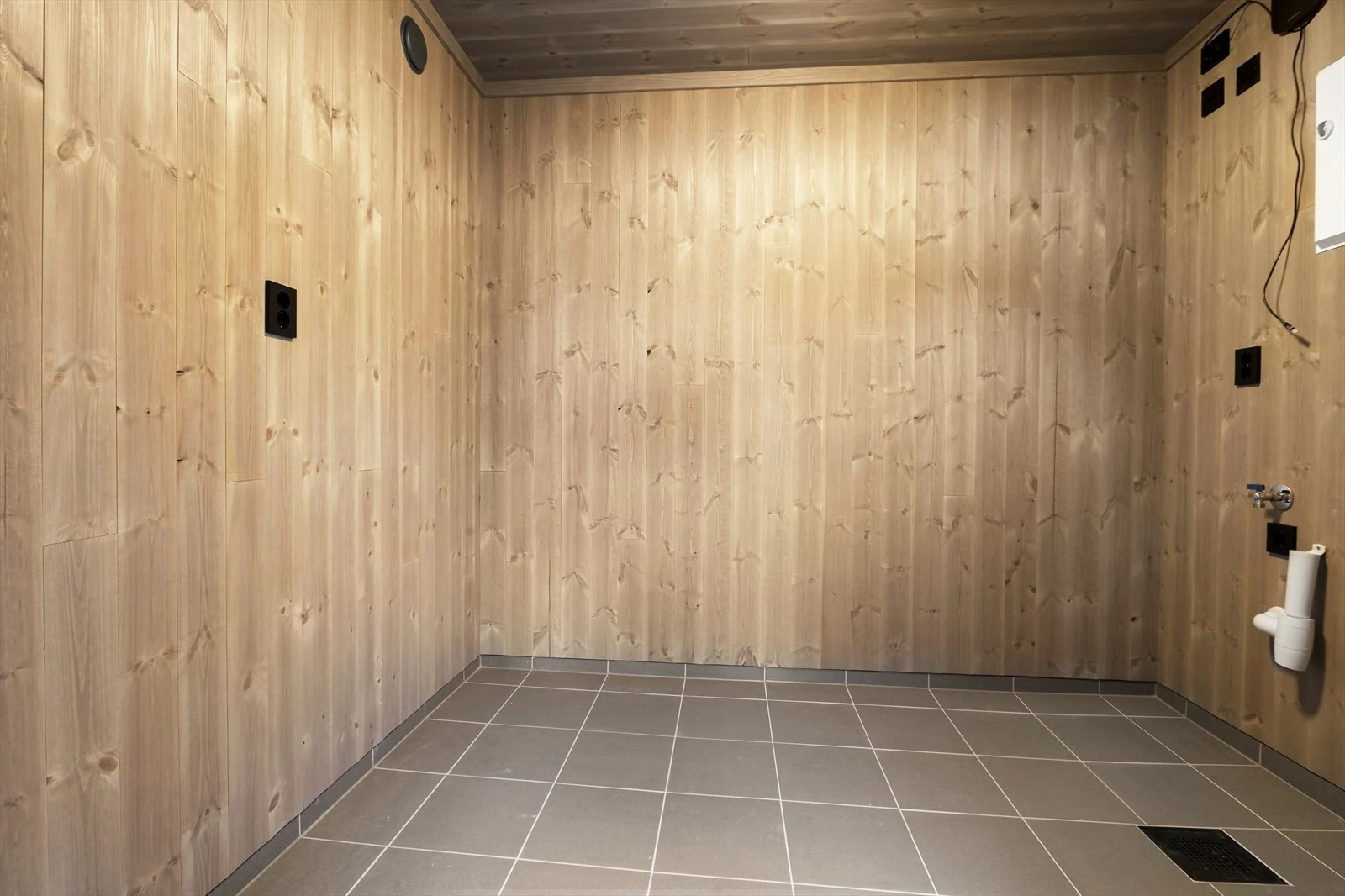 Sportsbod med god plass og praktiske fliser på gulv. Her er det opplegg for vaskemaskin samt plass til tørketrommel. Galleribilde