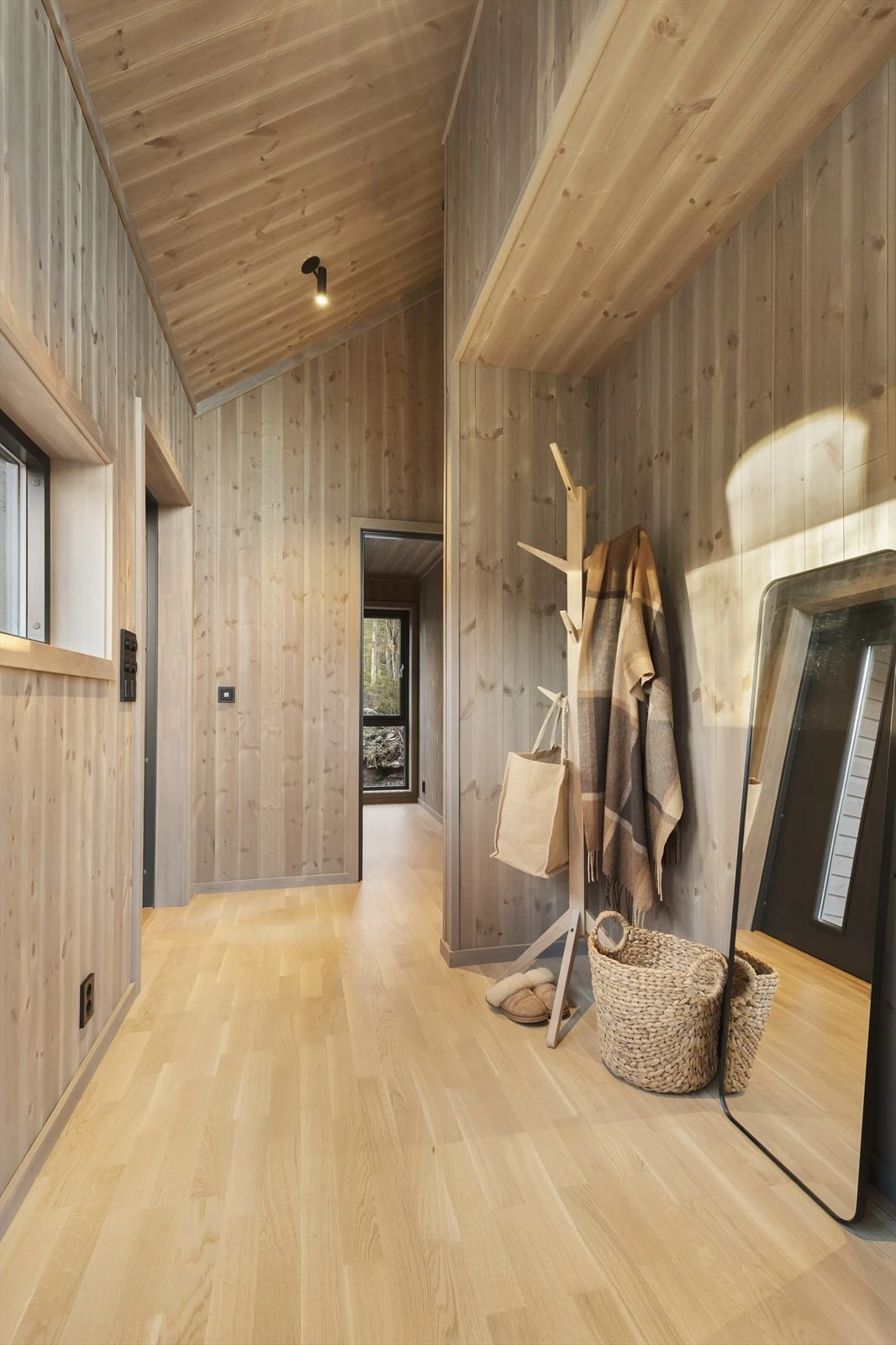 Entré/gang med god plass til oppheng av yttertøy samt plassering av sko. Galleribilde