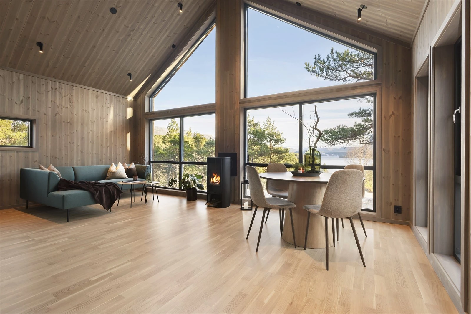 Stuen er åpen og lys med god plass til både sitte- og spisegruppe. Galleribilde