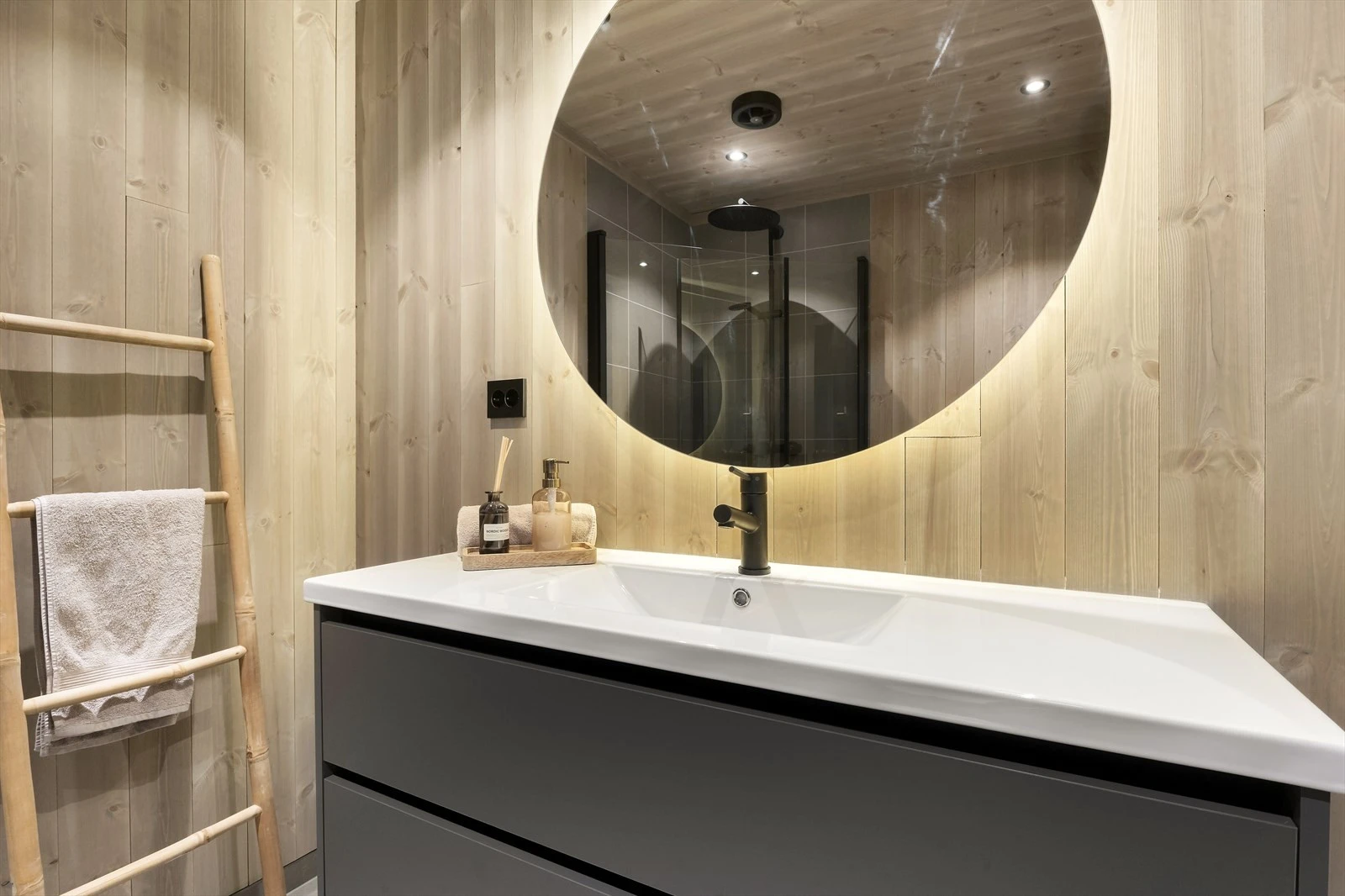 Badet er innredet med baderomsinnredning fra Korsbakken, rundt speil med varmefelt for antidugg og baklys, Innfeltbare dusjdører og toalett. Galleribilde