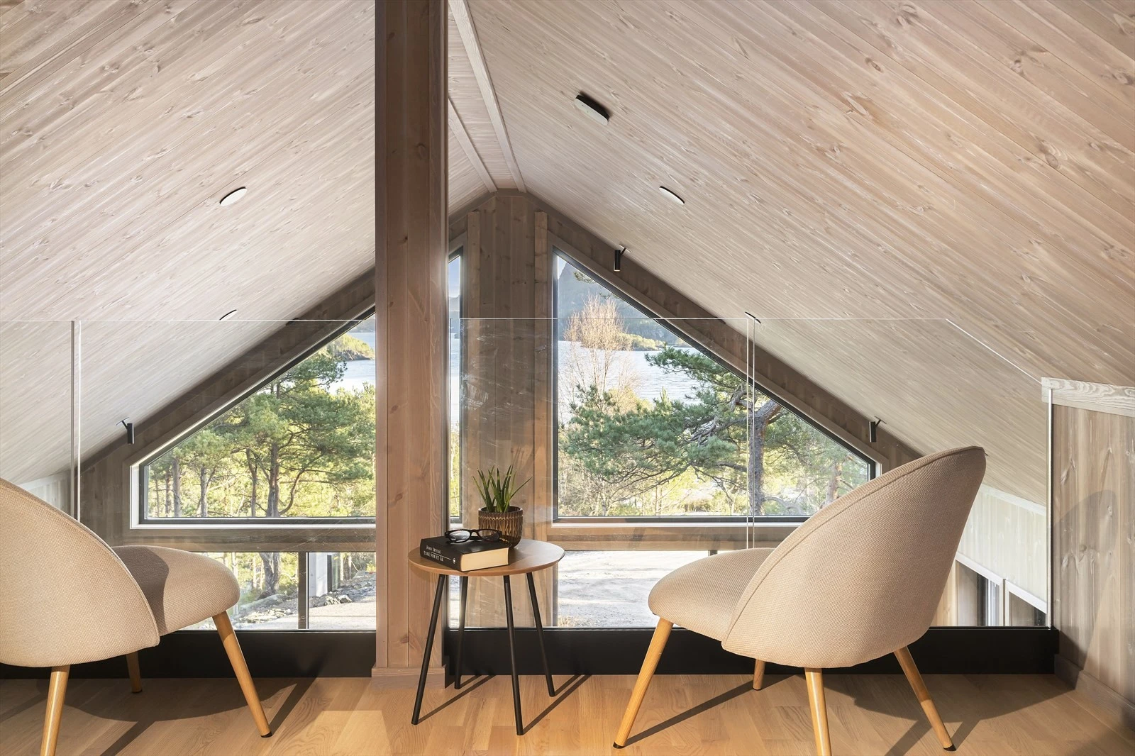 Dette er det perfekte stedet å kunne trekke seg litt bort, slappe av og nyte utsikten i fred og ro. Galleribilde