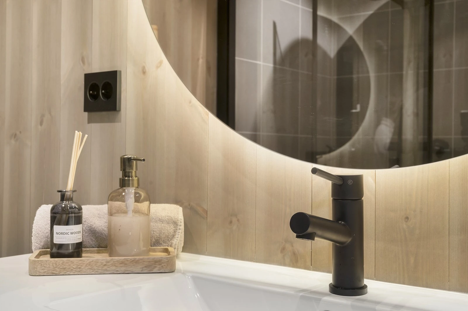 flott porselenservant som har praktisk buet kum og god avlastningsplass på sidene. Galleribilde