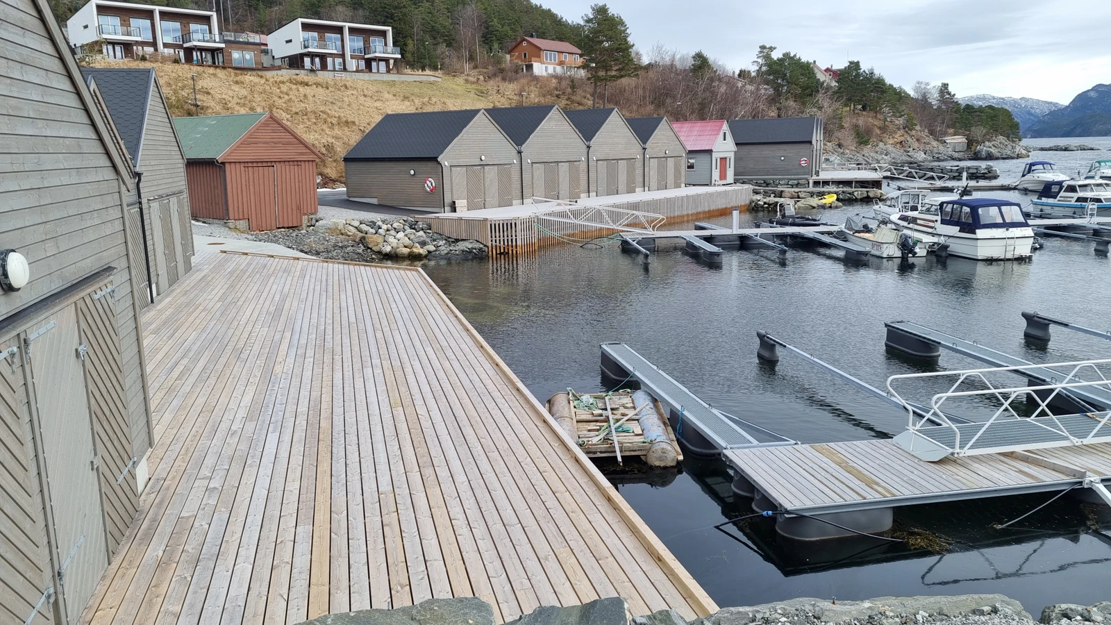 Eigen båtplass følger med huset, og moglegheit for naust. Galleribilde