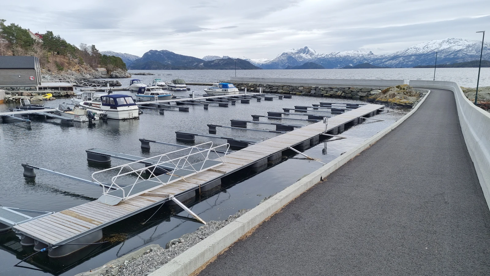 Ein sjeldan sjanse til å få båtplass inkludert i huskjøpet. Galleribilde