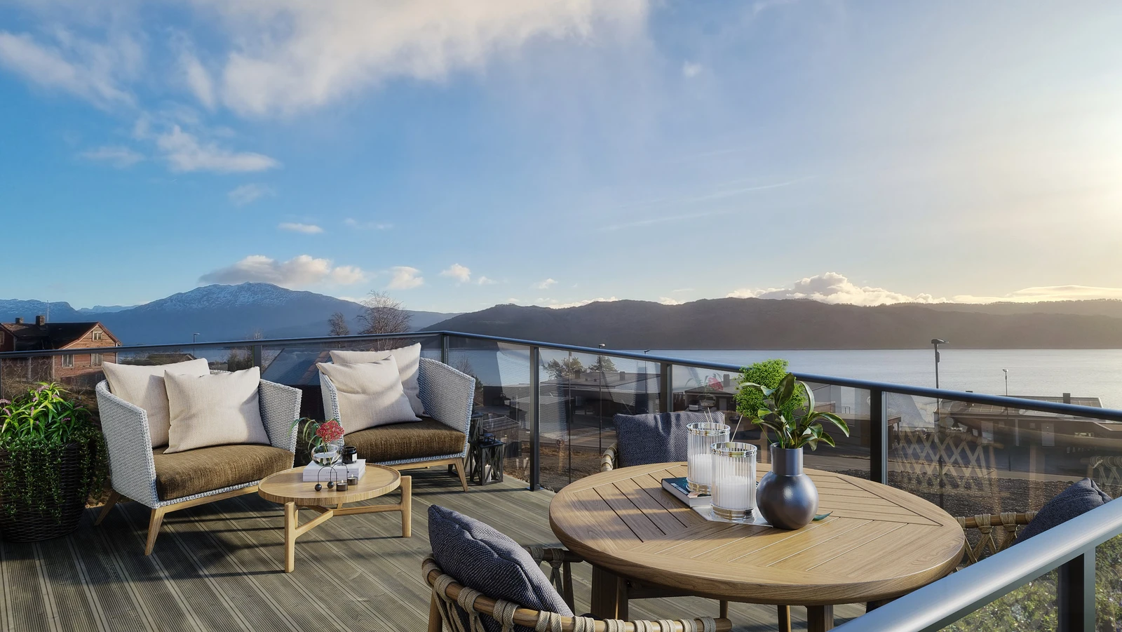 Lun terrasse mot sør med utsikt over Solheimsfjorden. Galleribilde