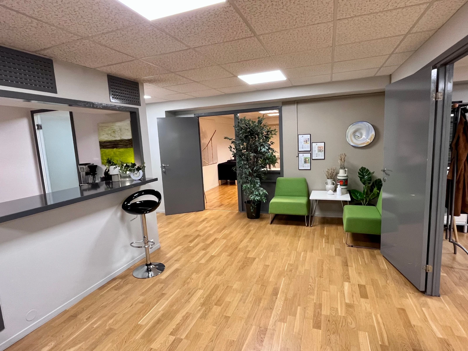 Kjøkkendisk, åpen dør inn mot kontor 1. Galleribilde