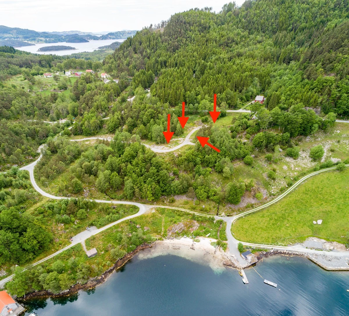 Tomtene ligger flott i høyden med fin utsikt over Sandangervågen Galleribilde