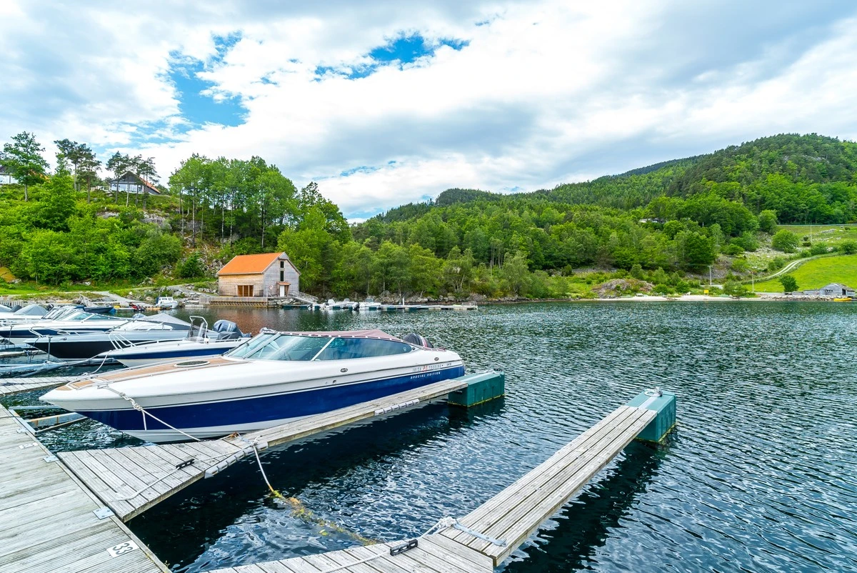 Flott båtanlegg med mulighet for å kjøpe båtplass og bod Galleribilde
