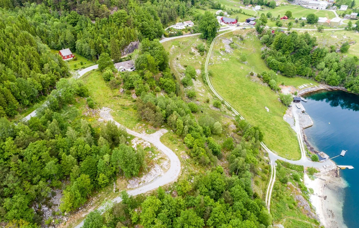 Kort veg til sjøen med flotte fellesområder,badestrand, båtanlegg m.m. Galleribilde