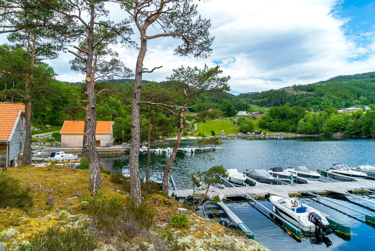 Flott båtanlegg med mulighet for å kjøpe båtplass og bod Galleribilde