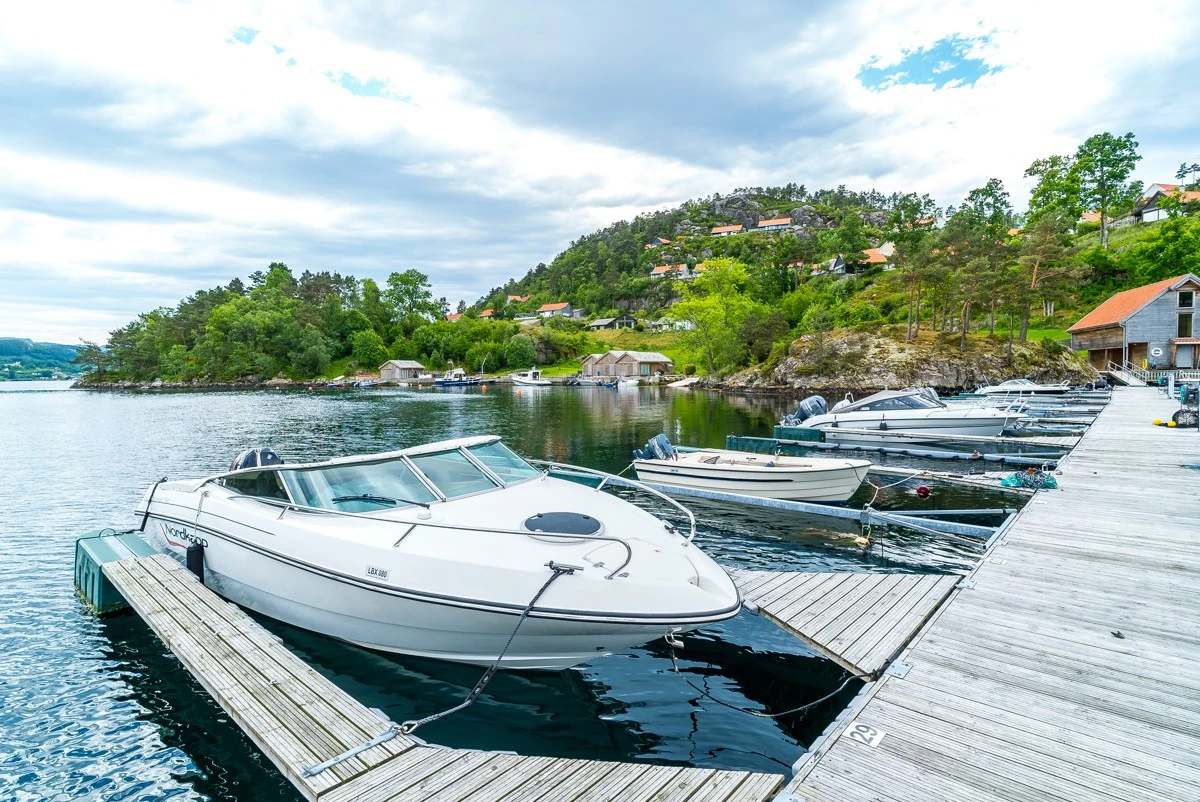 Flott båtanlegg med mulighet for å kjøpe båtplass og bod Galleribilde