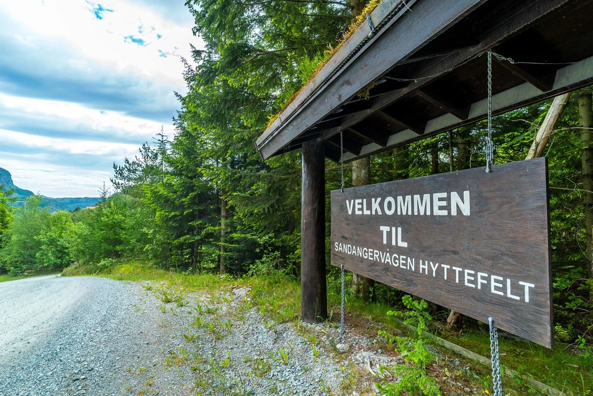 Atkomst til tomtene er samme som Sandangervågen Hyttefelt. Se skilt. Galleribilde