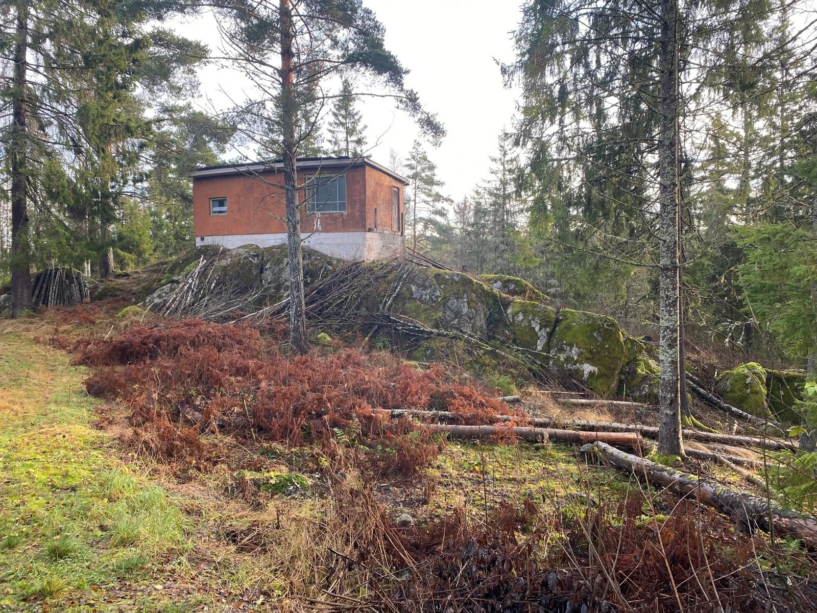 Dagens bebyggelse består av fritidsbolig og anneks som har stått ubrukt i mange år. Galleribilde