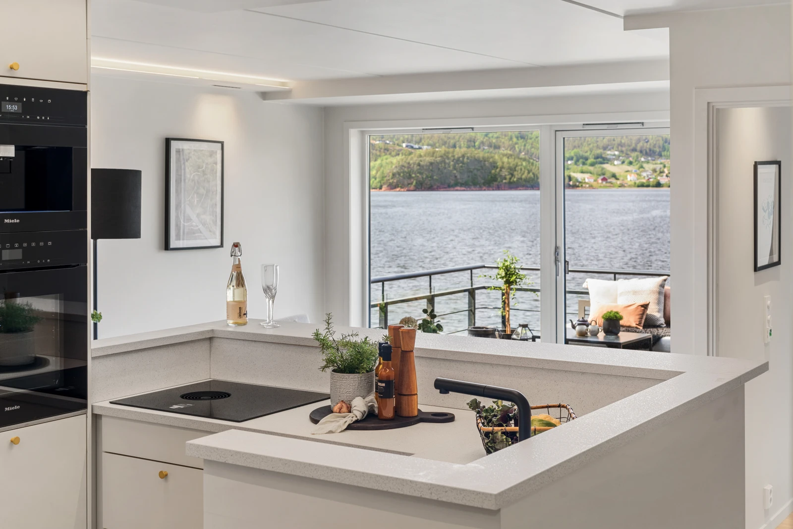Nytt kjøkken med Miele hvitevarer i hyggelige omgivelser. Galleribilde