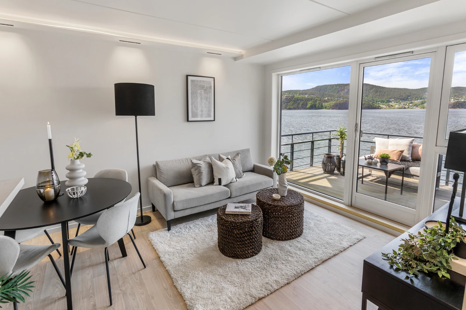 Sommerfølelse i hele leiligheten. Galleribilde