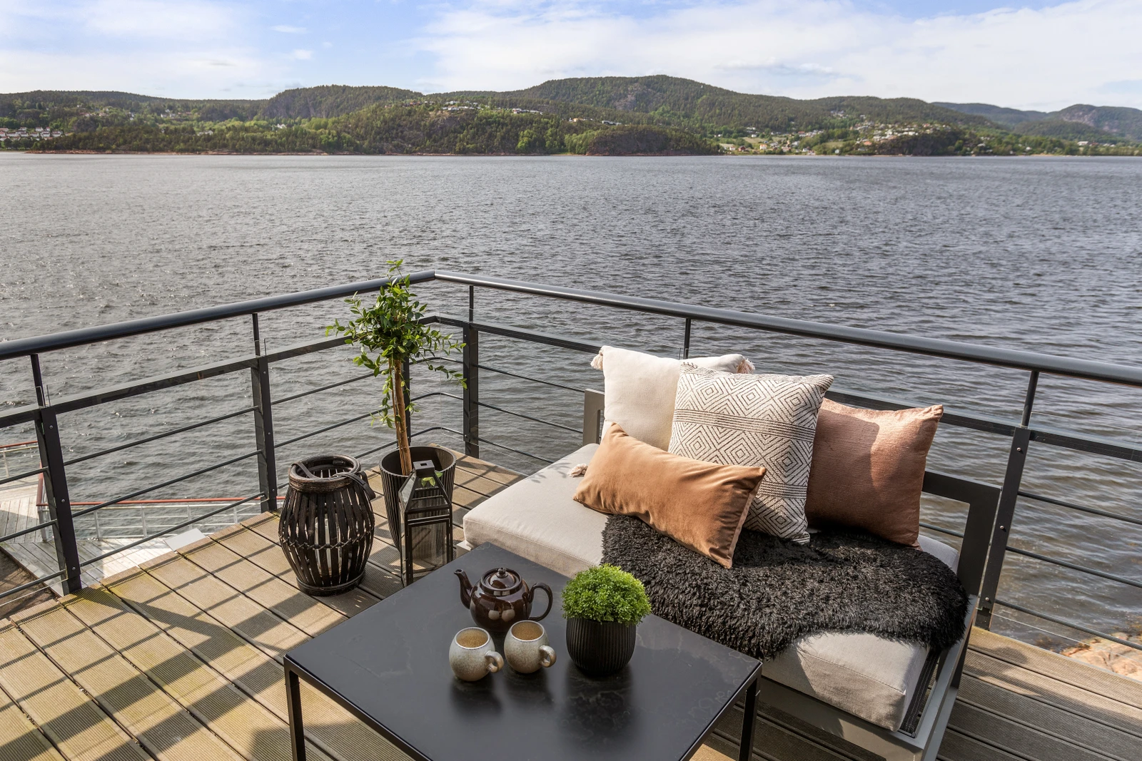 Usjenert terrasse med absolutt siste kveldssol. Galleribilde