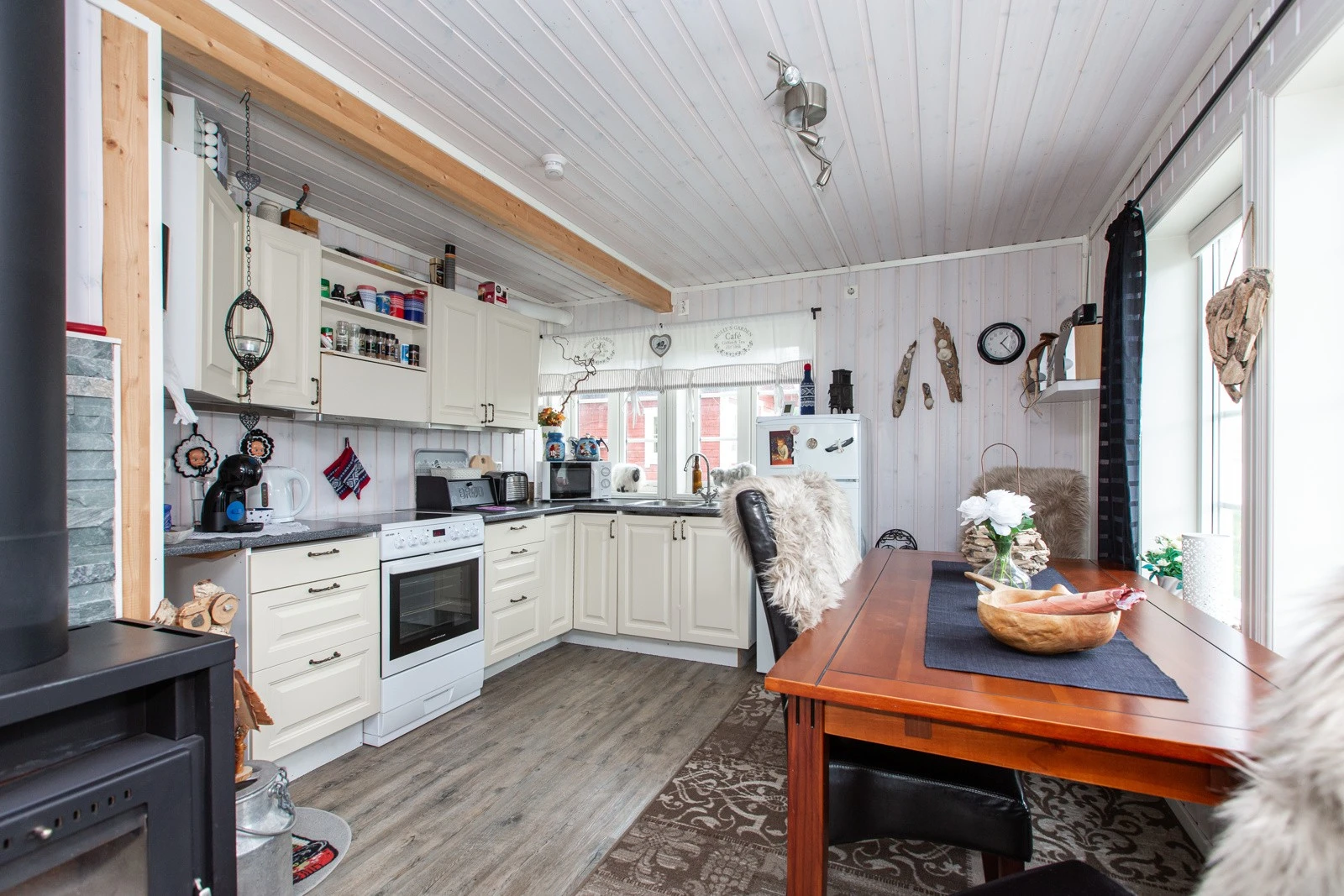 Kjøkkenet har arbeidsvennlige løsninger og foran vinduet er det plass for spisebord Galleribilde