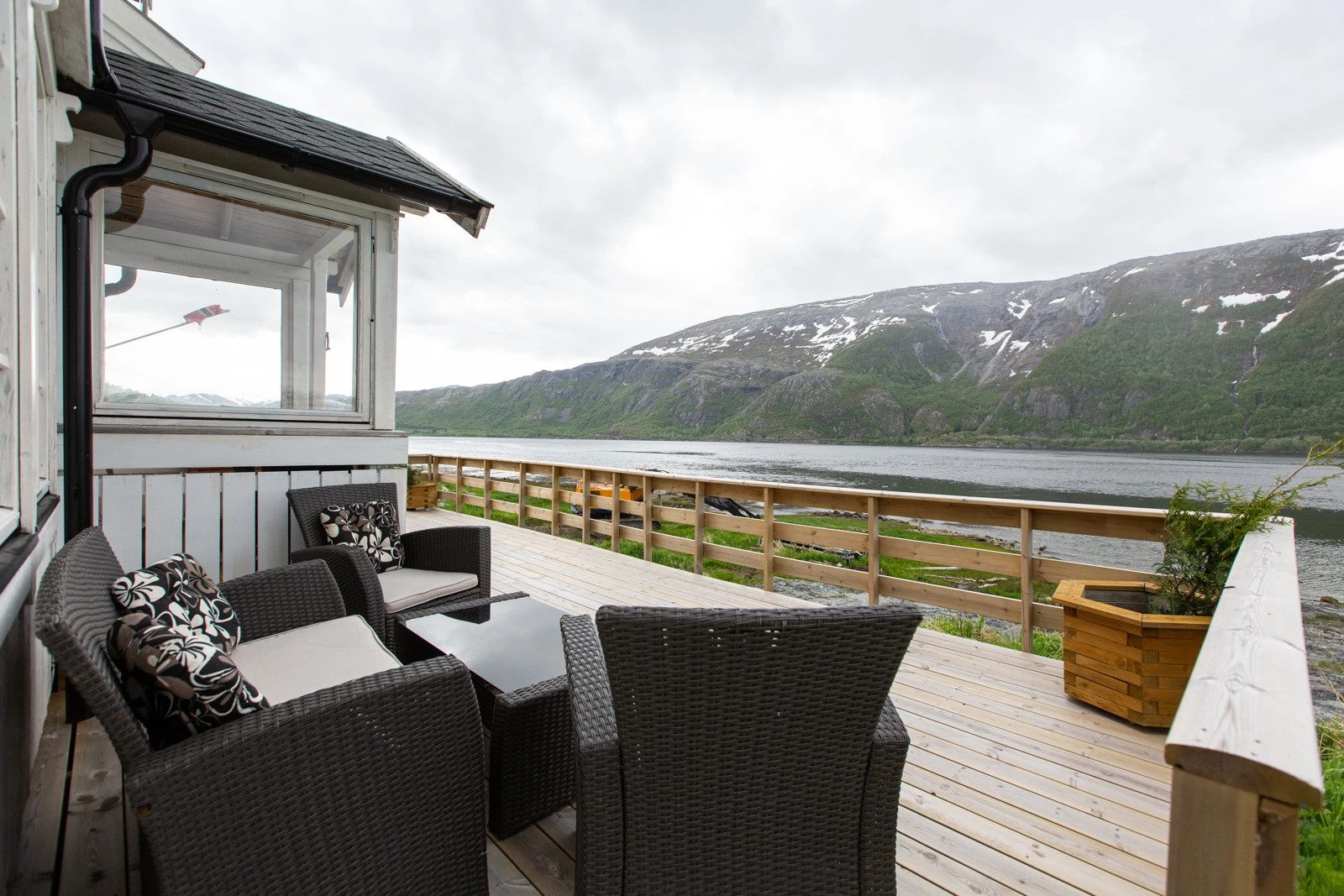 Flott terrasse hvor kan samle familie og venner og nyte solrike dager Galleribilde