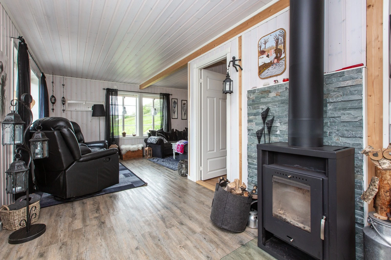 Vedfyring gir god varme i hele hytta Galleribilde