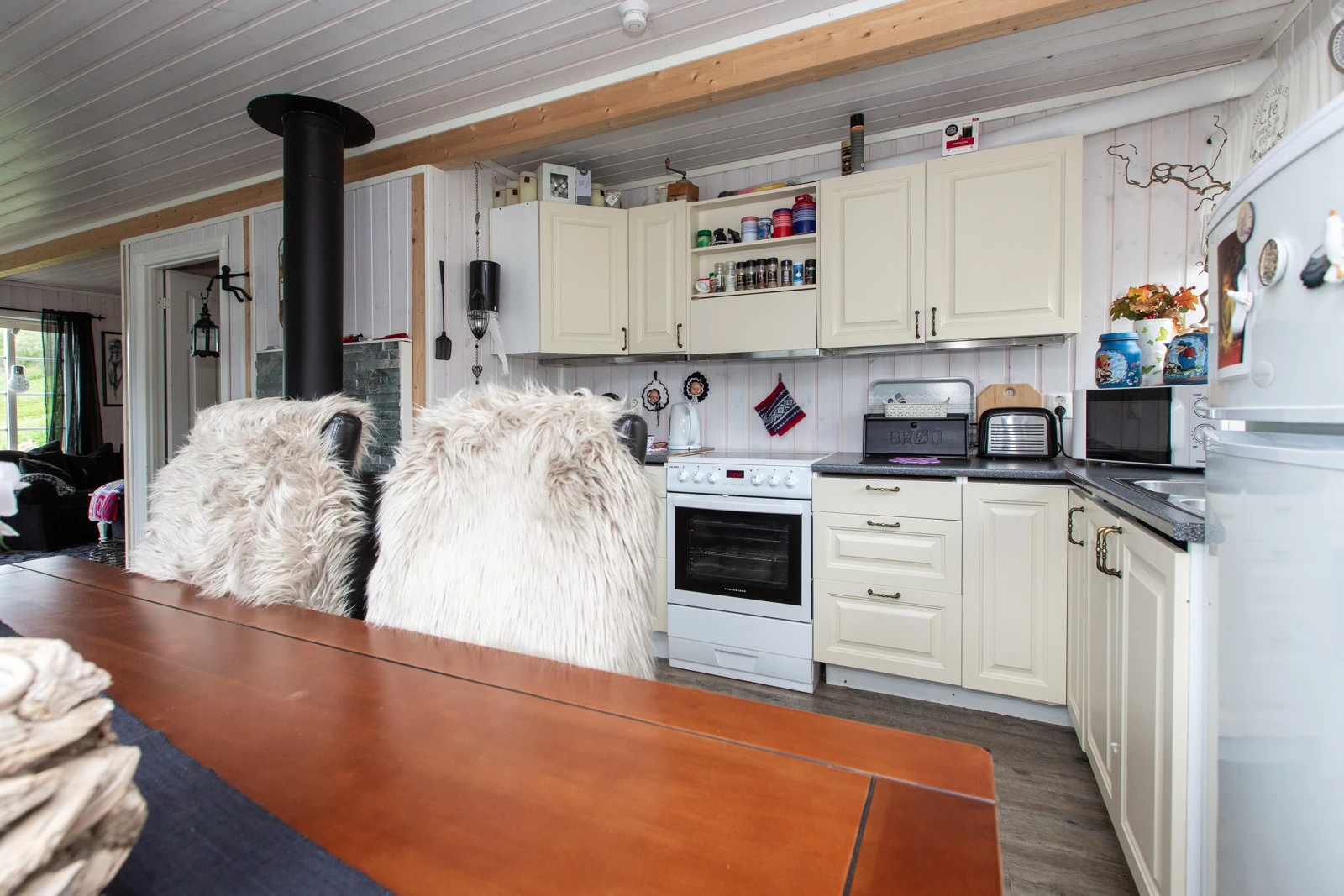 Godt med skap og benkplass på kjøkkenet Galleribilde