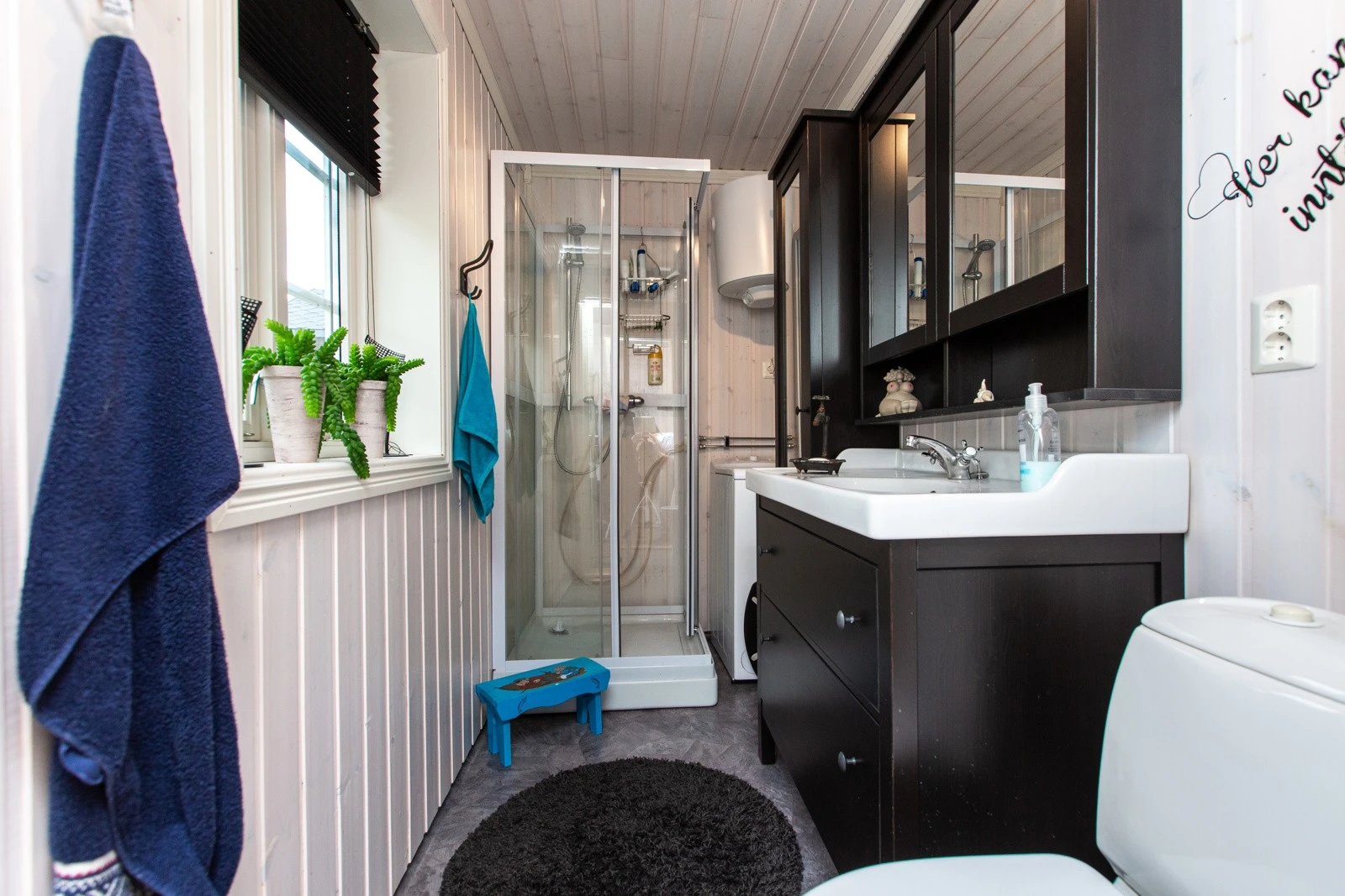 Bad med dusj, vaskeservant, wc og opplegg for vaskemaskin Galleribilde