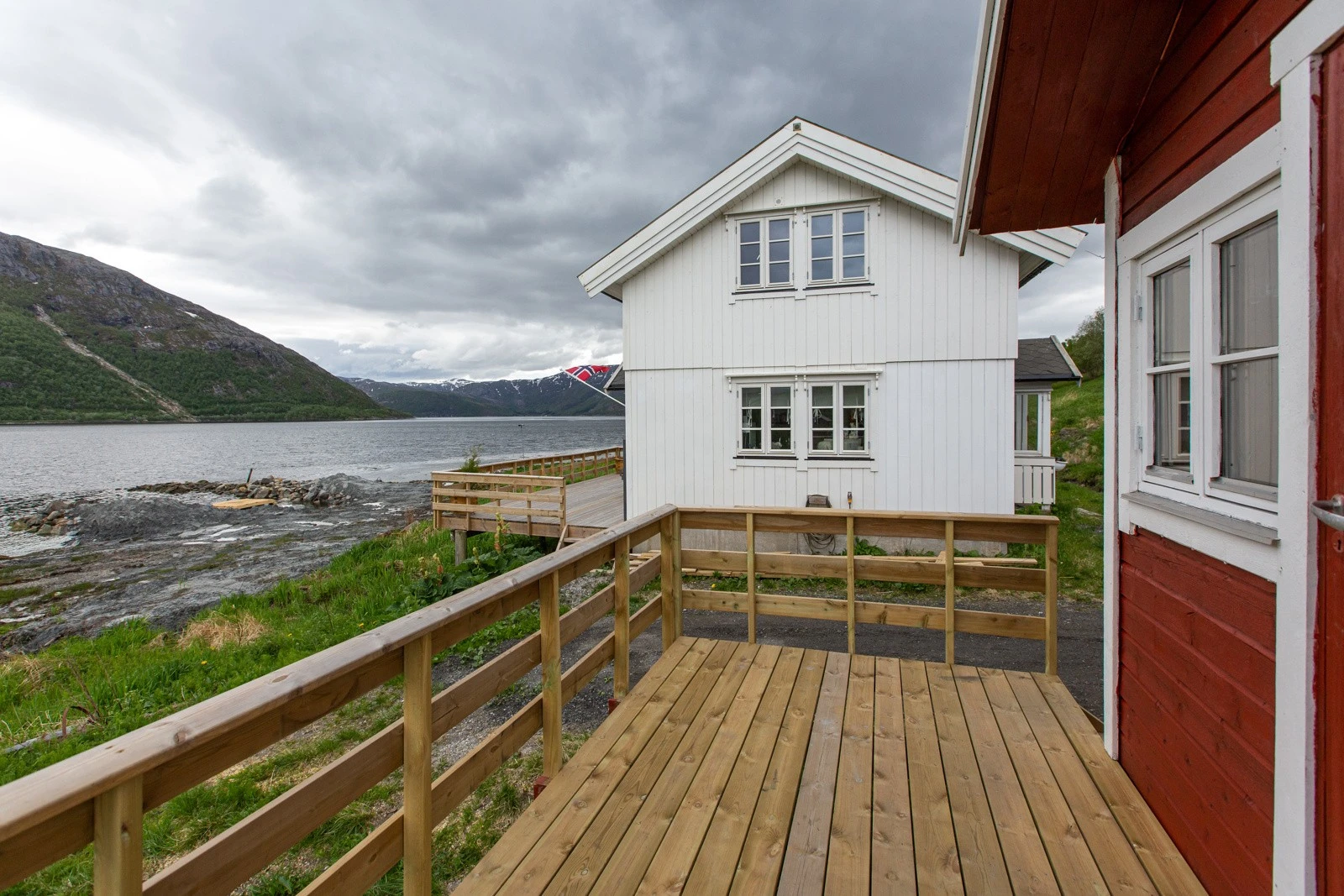 Koselig terrasse hvor utsikten kan nytes Galleribilde