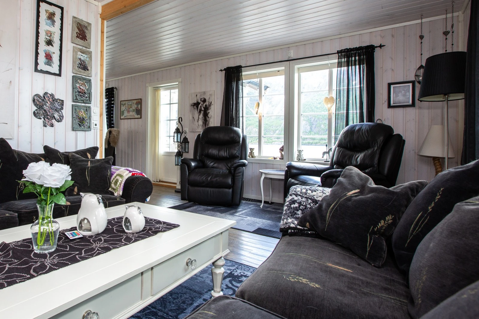 Godstolene får sin natulige plass foran vinduet, her kan du nyte flott utsikt Galleribilde