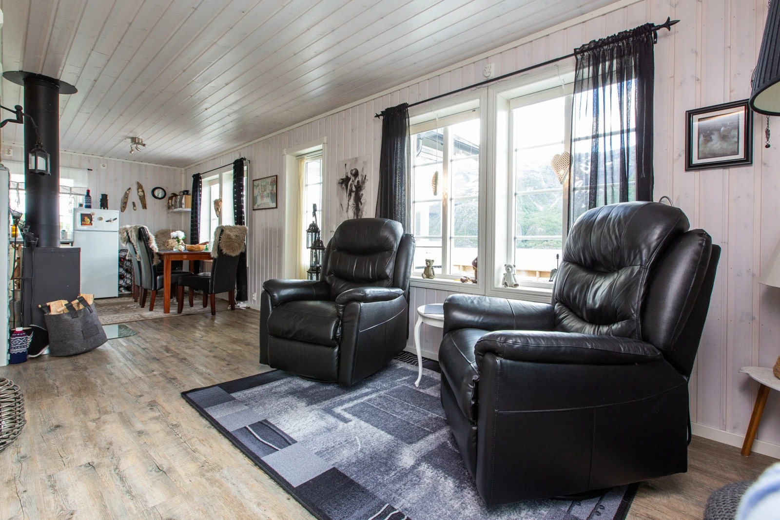 Stue med åpen kjøkkenløsning gir større romfølelse Galleribilde