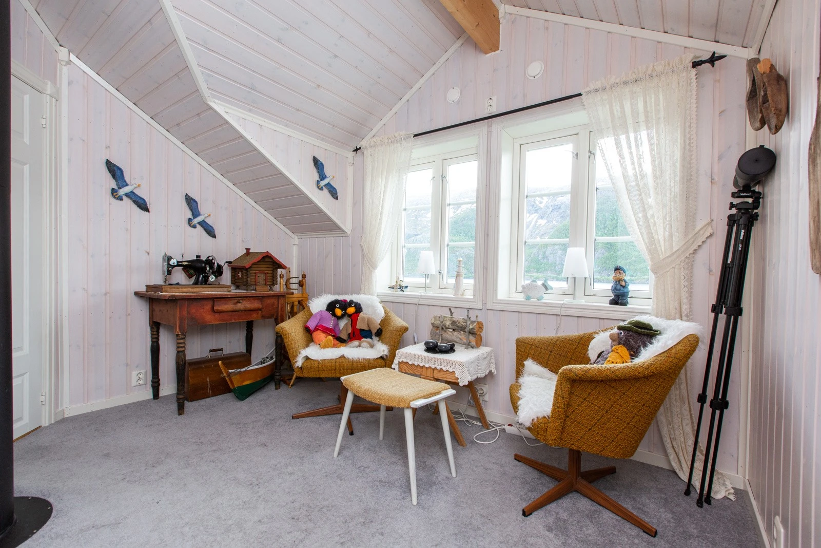 Plass for godstoler eller en sofa, kanskje dette kan bli ditt nye hjemmekontor Galleribilde