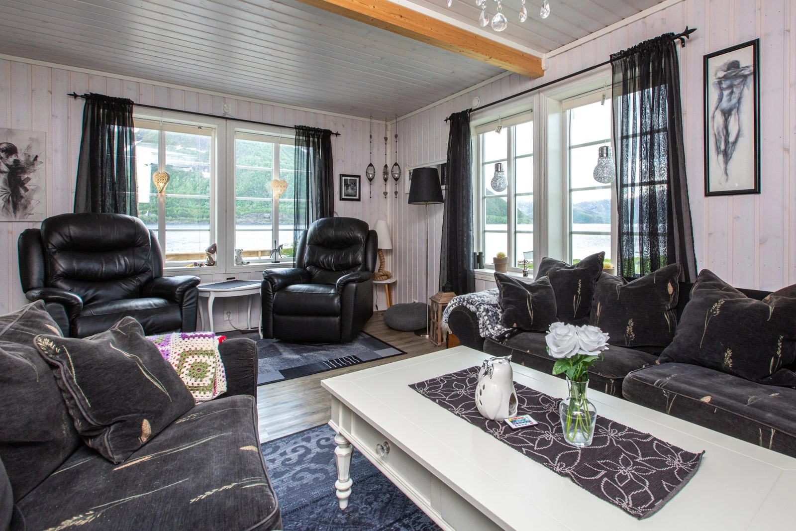 Her er plass både for sofagruppe og godstolene. Galleribilde