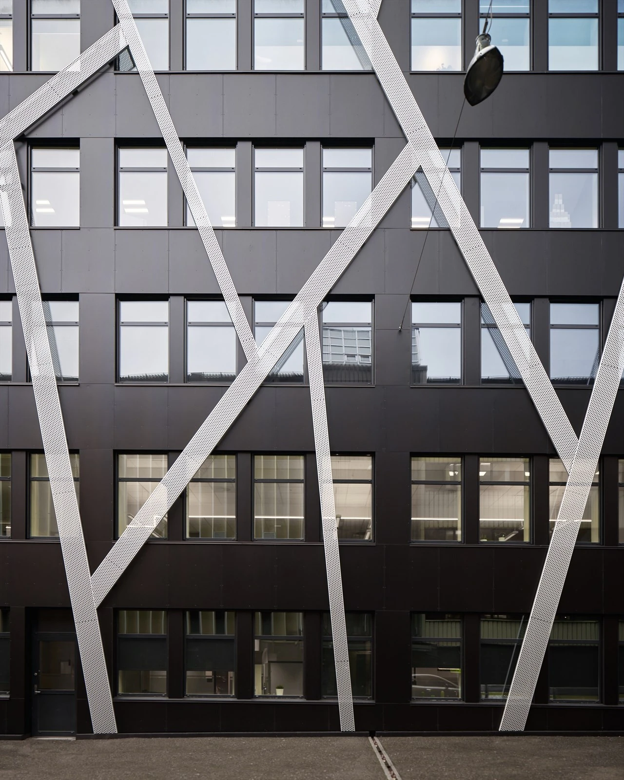 Bredalsmarken 15 var ferdig bygget i 1954 og huset småindustri og håndverksbedrifter i Bergensområdet Galleribilde