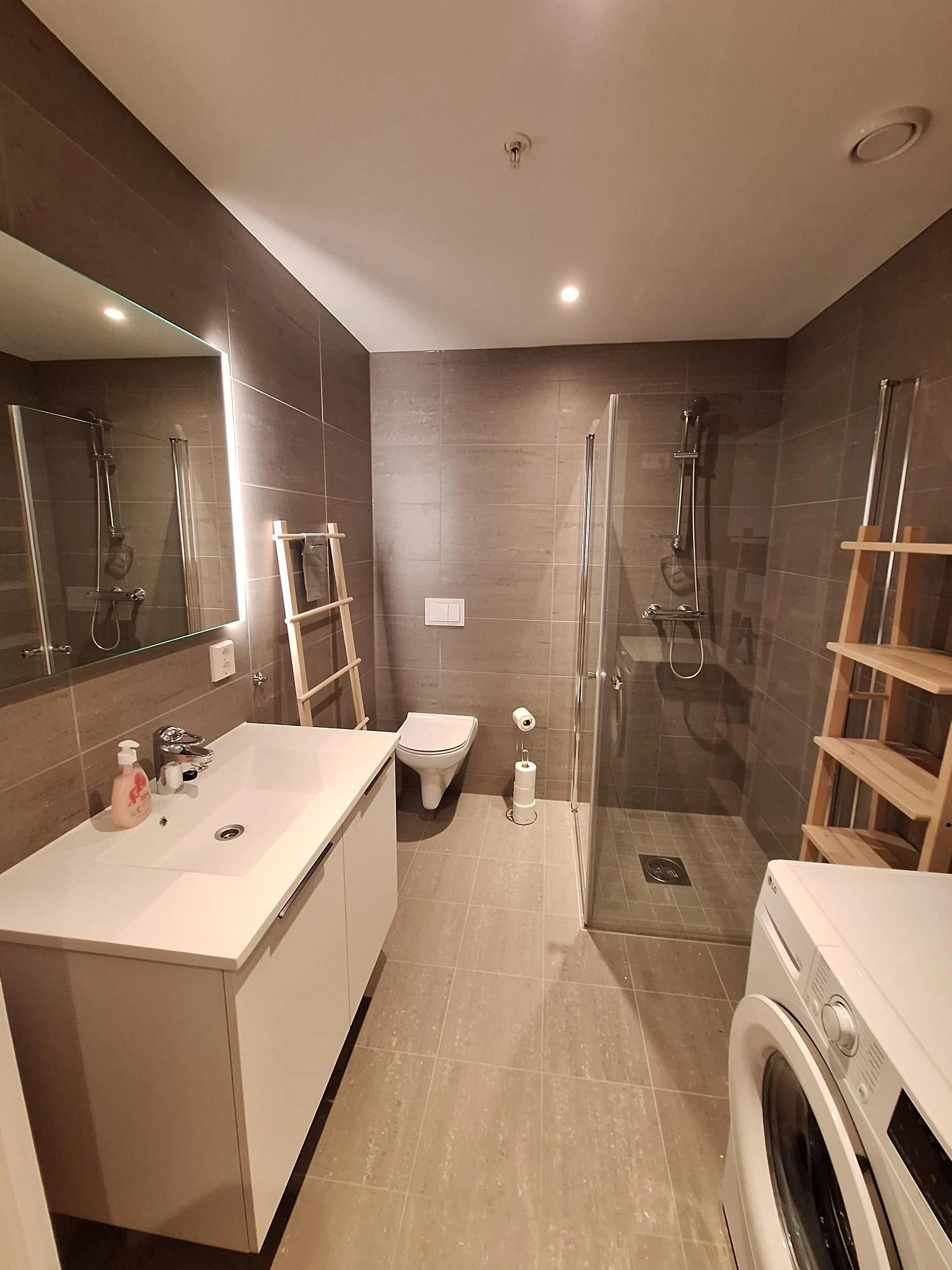 Bad med vaskemaskin Galleribilde