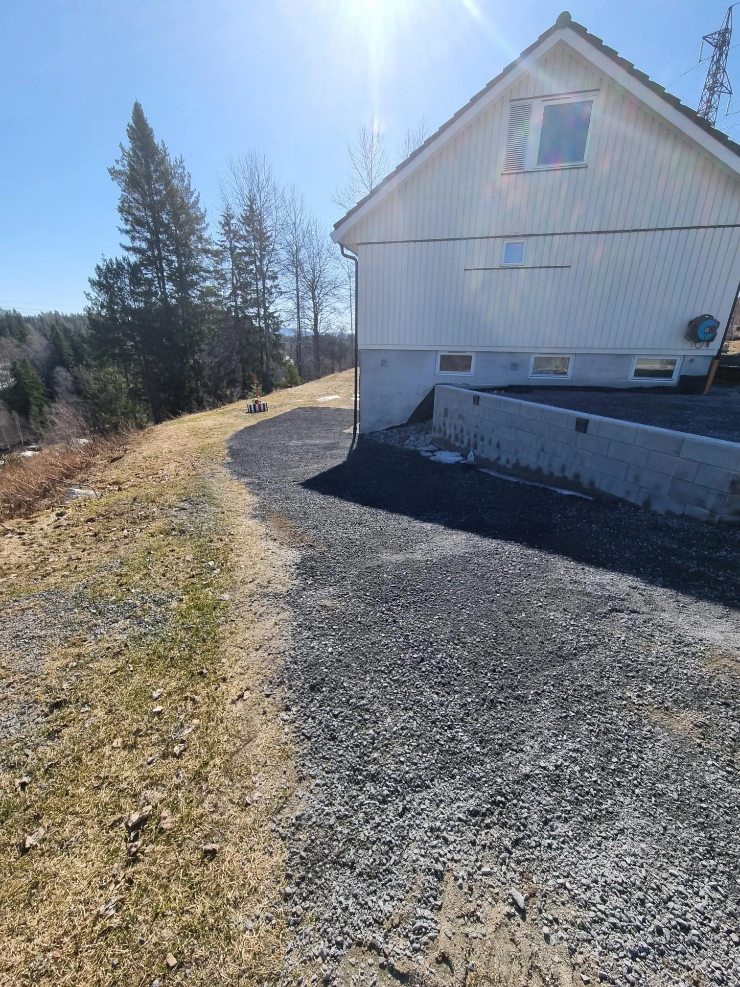 Ned mot inngangen. Og uteplass under oppbygging. Galleribilde