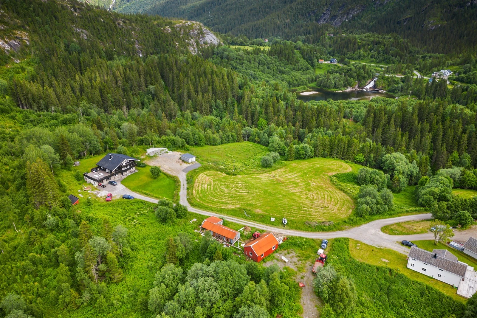 Rolig og barnevennlig boområde med svært lite trafikk da eiendommen ligger i enden av en blindgate. Galleribilde
