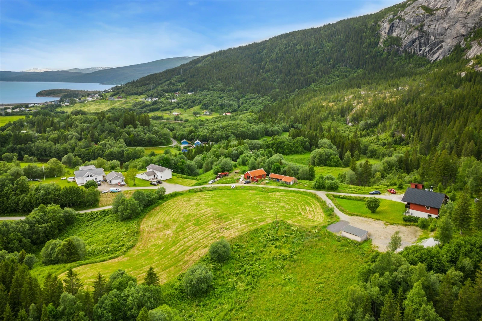 Eiendommen ligger fint til omgitt av fantastisk natur. Galleribilde