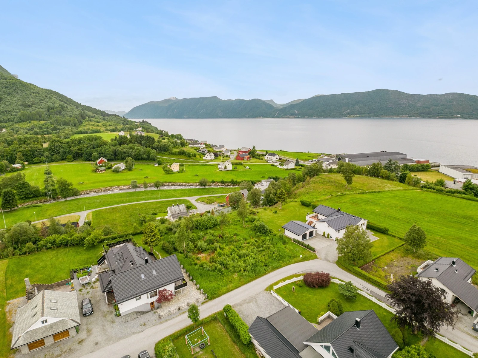 Eiendommen ligger fint til på Vartdal Galleribilde