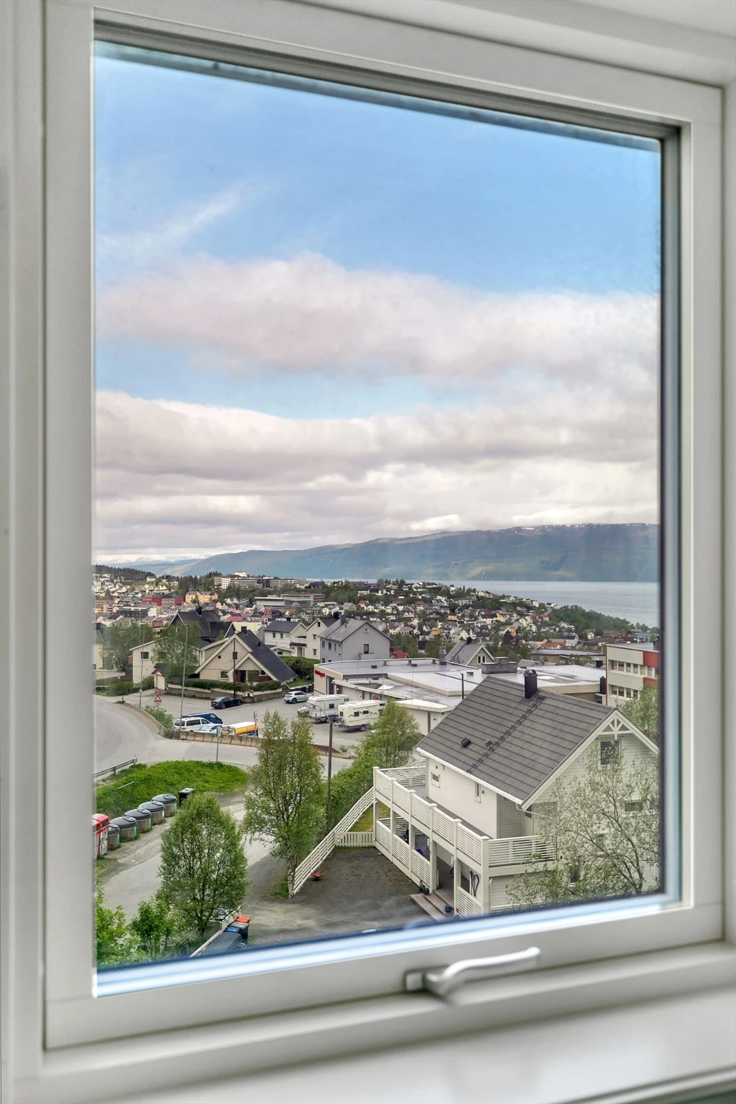 Kjøkkenet kan friste med fantastisk flott utsikt. Galleribilde