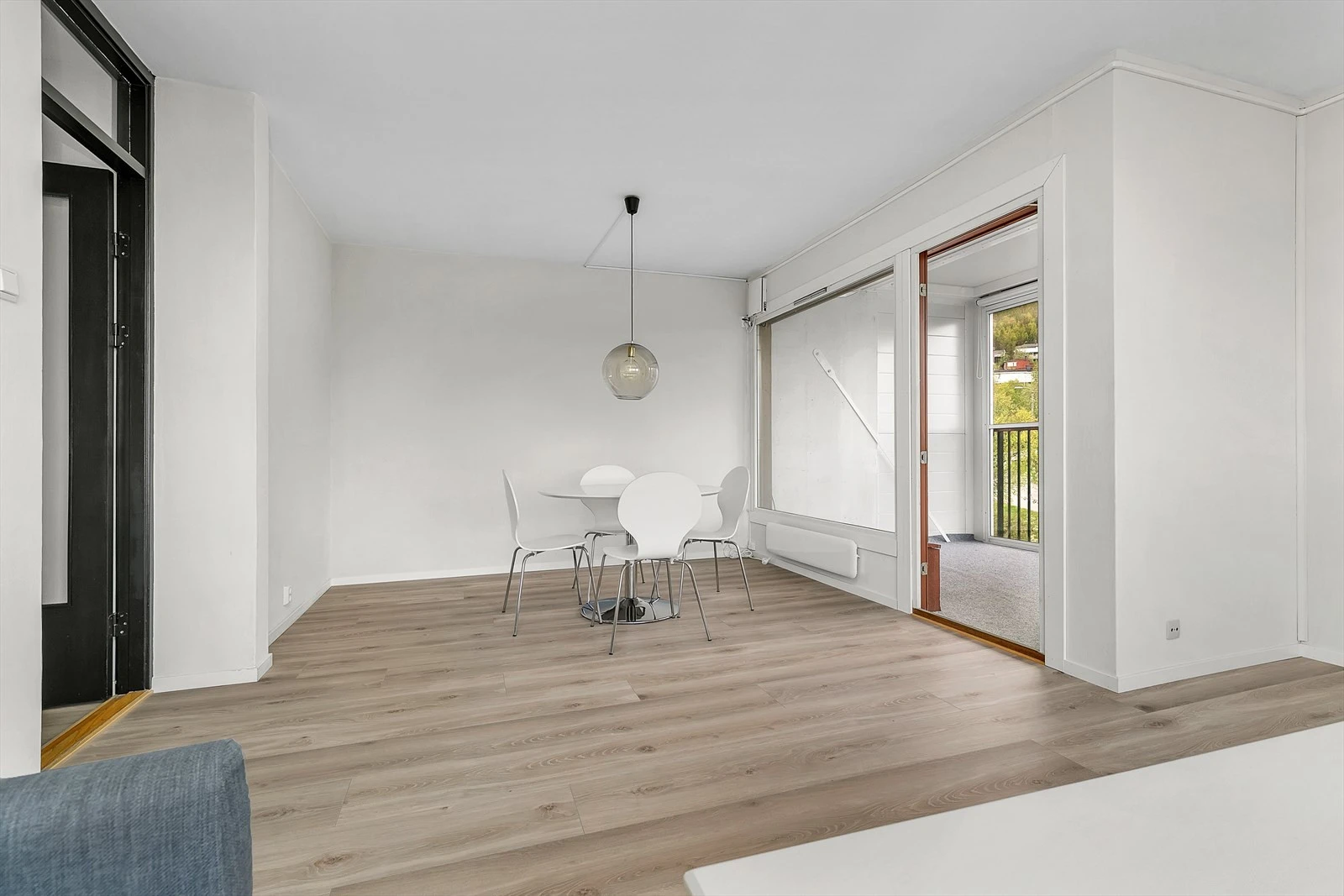 Utgang fra stue til flott innglasset balkong. Galleribilde