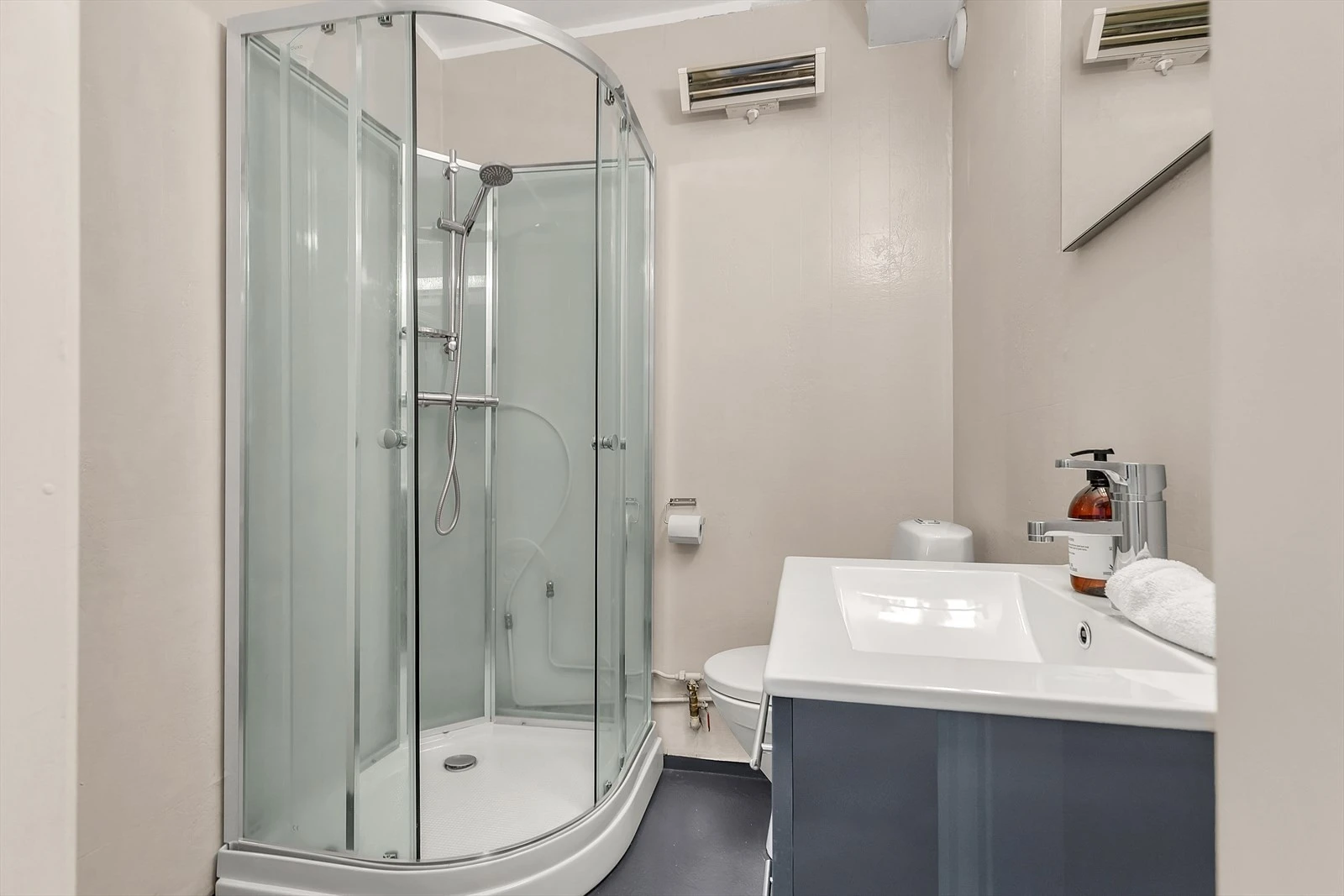 Bad med malte vegger og gulv. Galleribilde