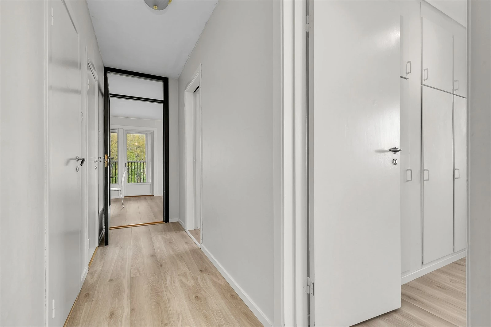 Leiligheten er oppmalt i sterile lyse farger. Galleribilde