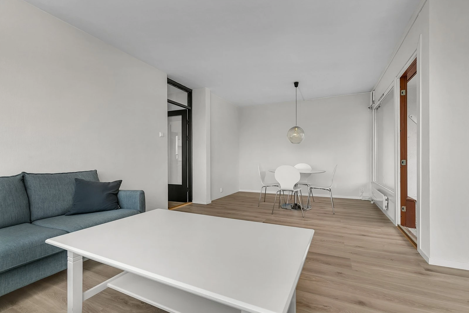 Stue har gulv av nyere dato. Galleribilde