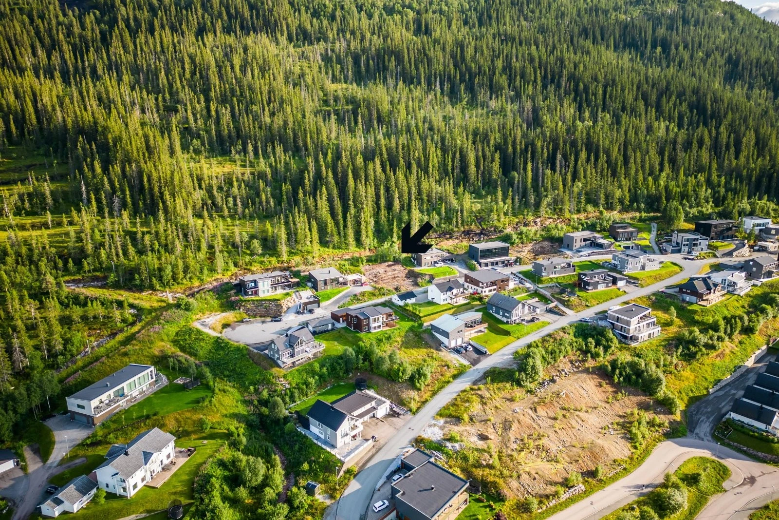Tomten ligger pent plassert på øversiden av veien øverst i feltet, og nyter en vanvittig bra utsikt. Galleribilde