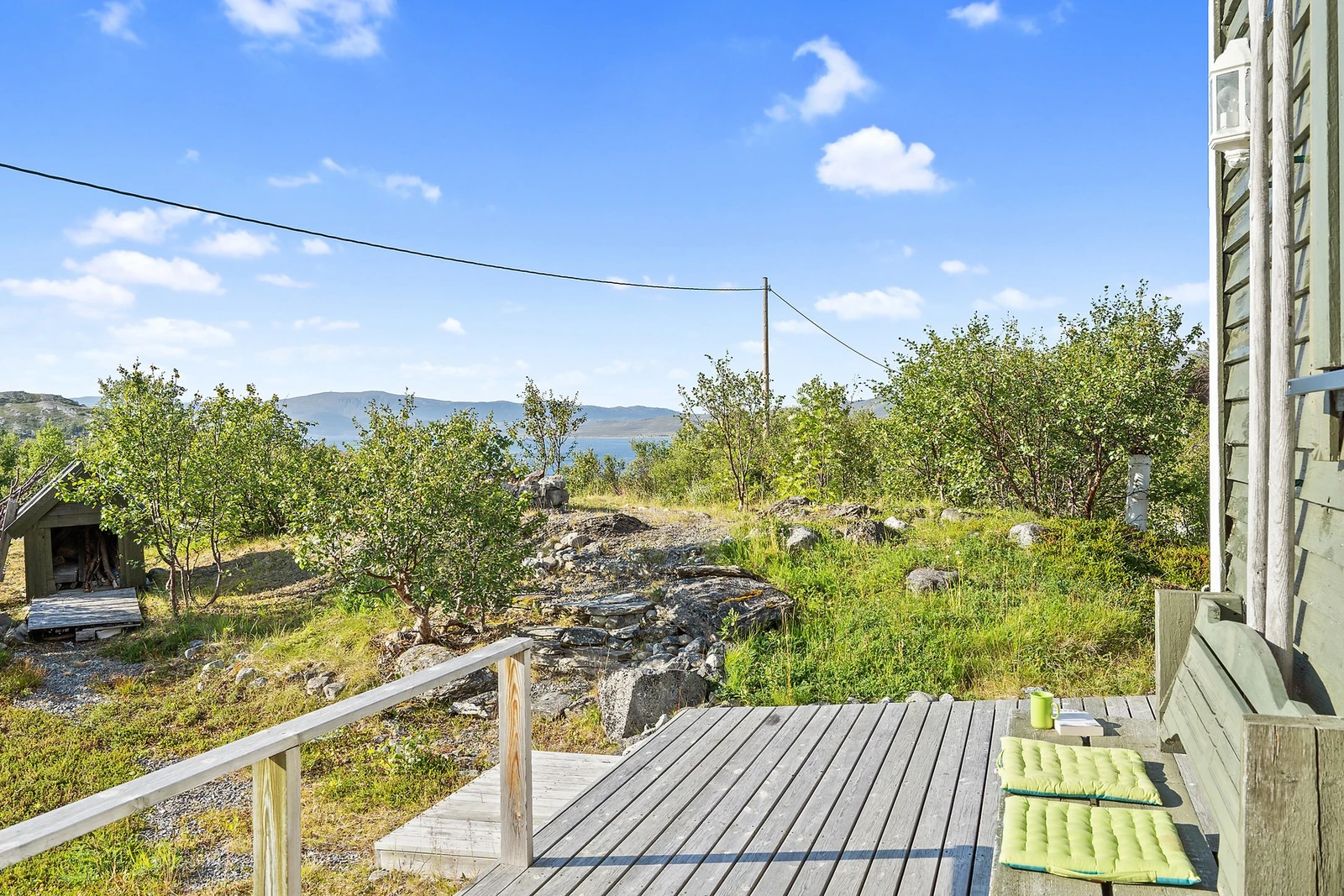 Solveggen kan nytes med en kaffekopp og bok Galleribilde
