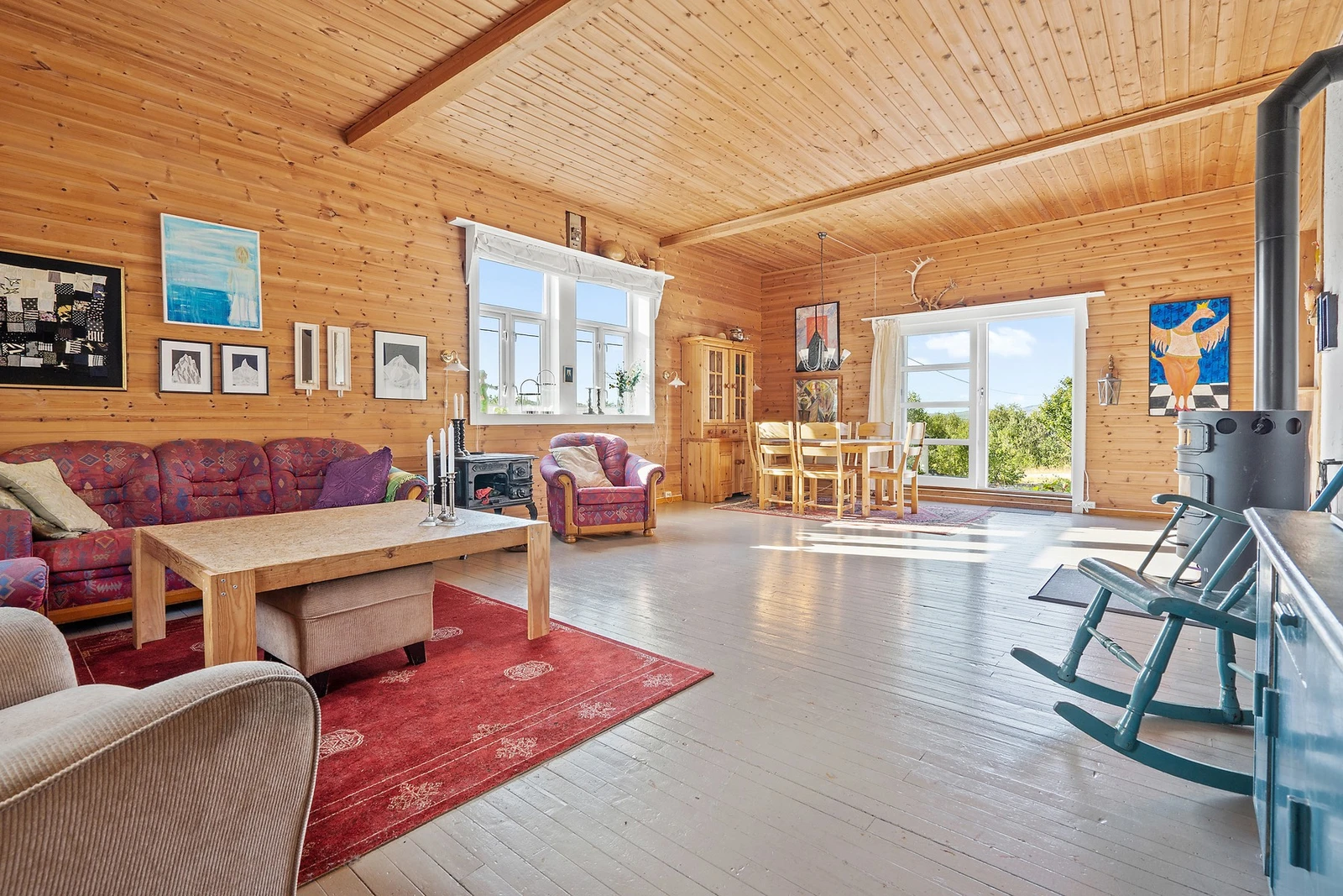 Stor stue med lysinnslipp fra 3 sider Galleribilde