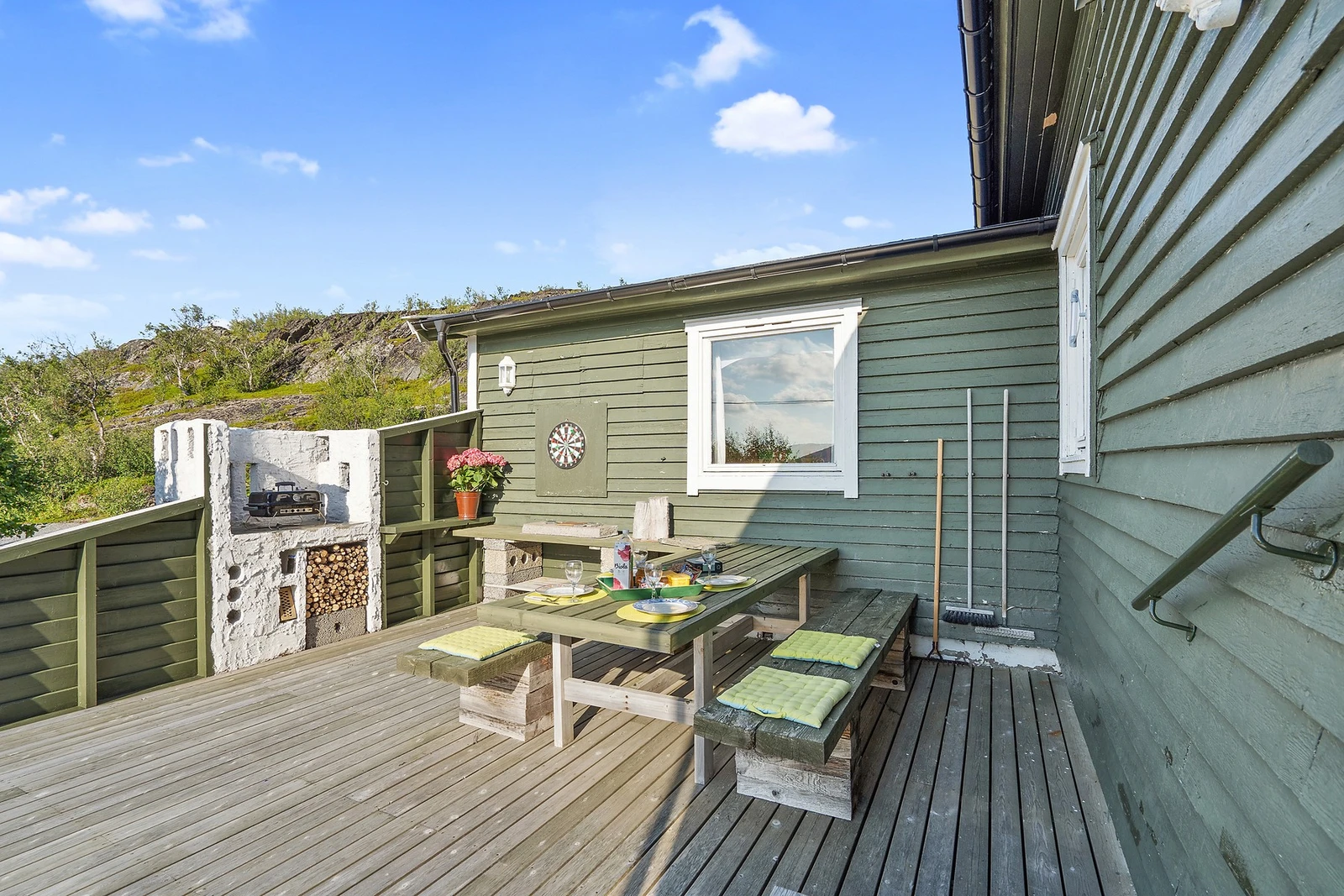 Lun uteplass for familien Galleribilde