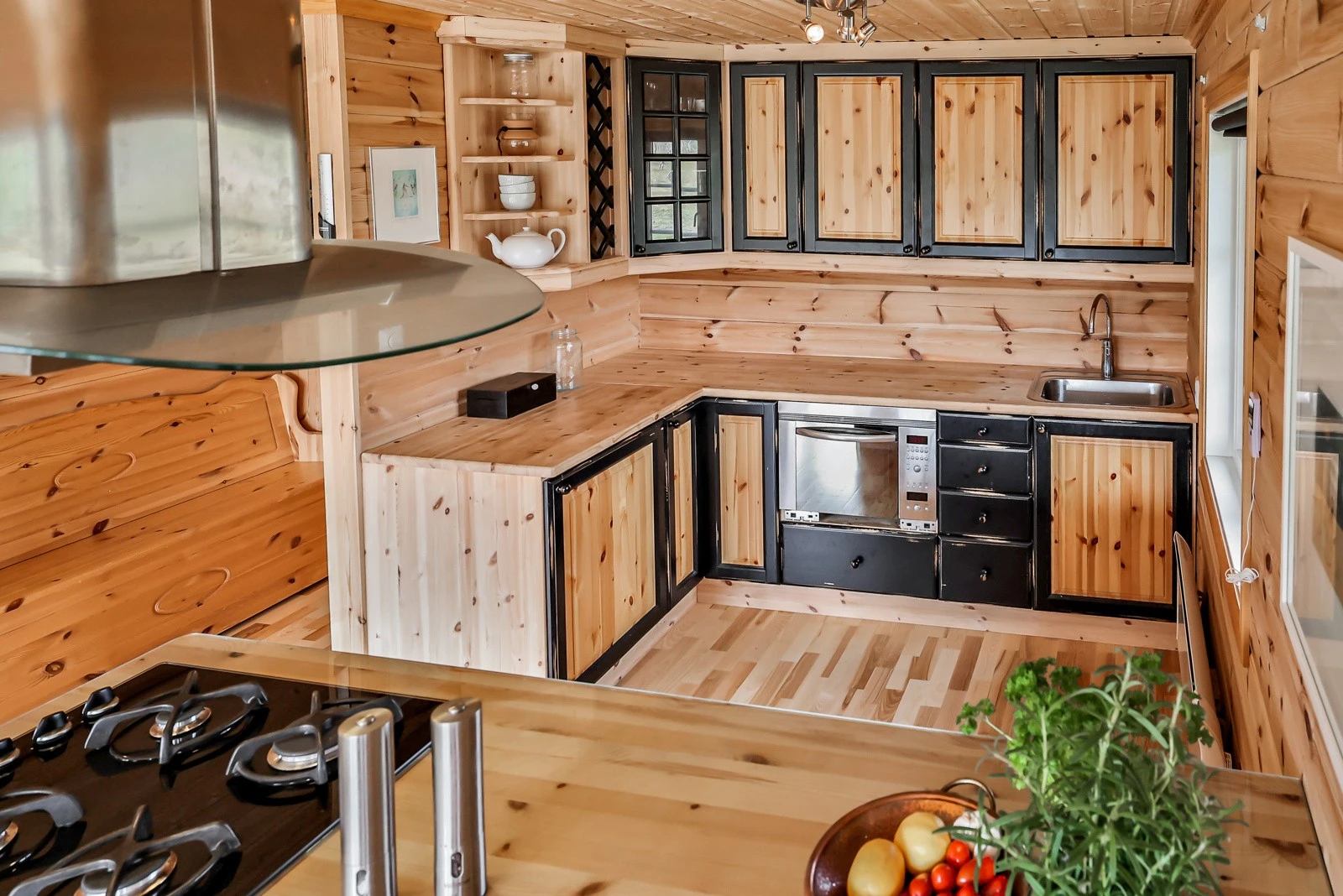 Kjøkkeninnredningen har godt med arbeidsflate og skapplass Galleribilde