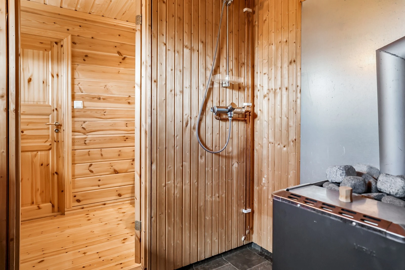 Det er også dusjvegg og badstue Galleribilde