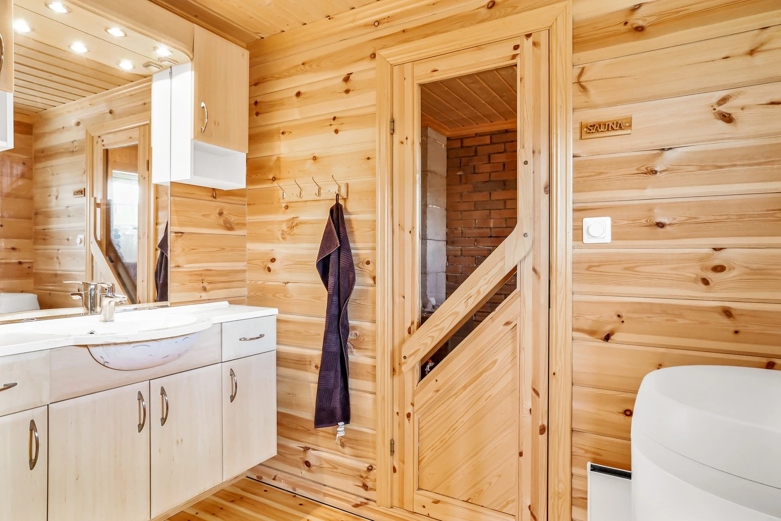 Badet en hvit servantinnredning og toalett i baddel Galleribilde