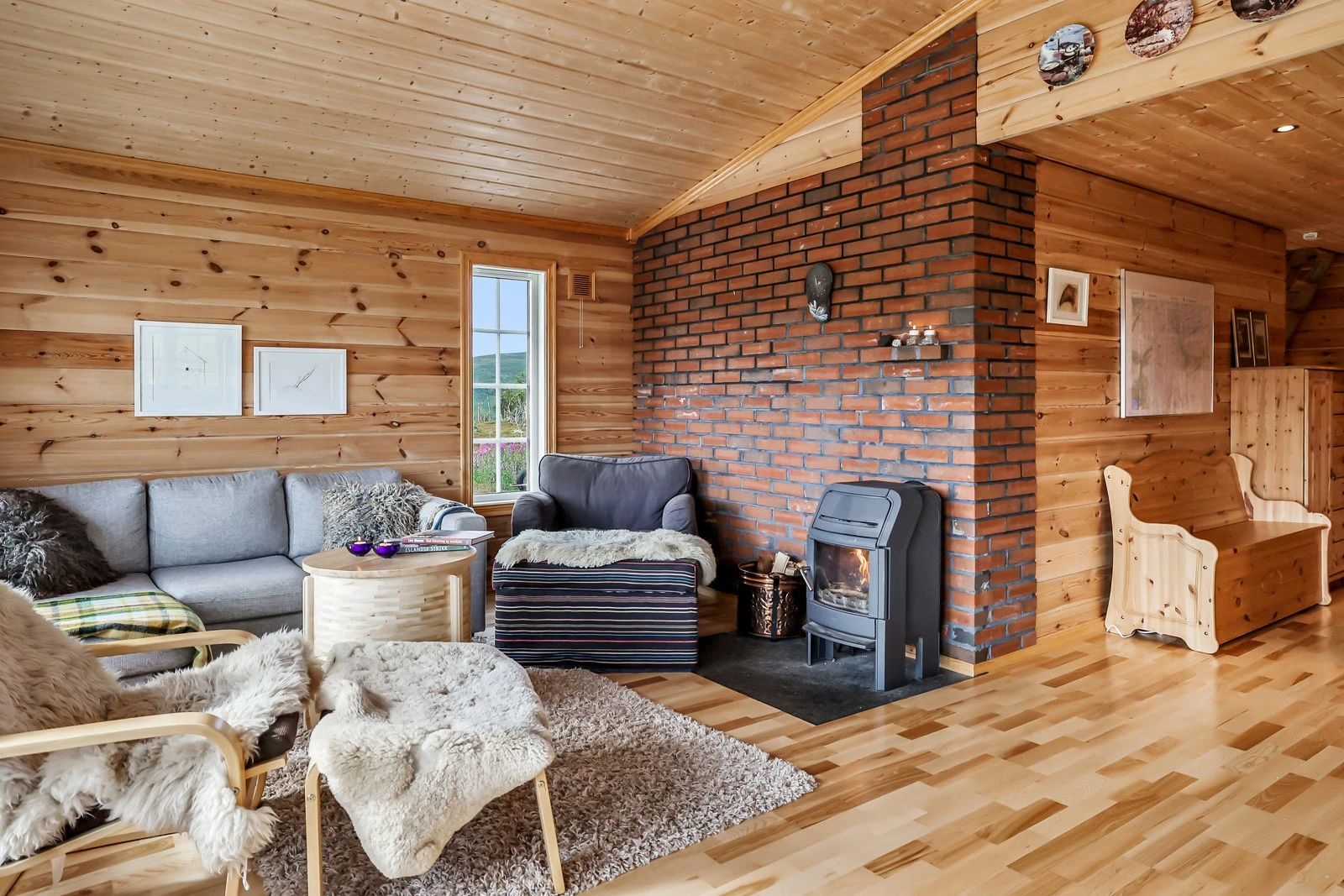 Rommet varmes opp via vedfyring Galleribilde