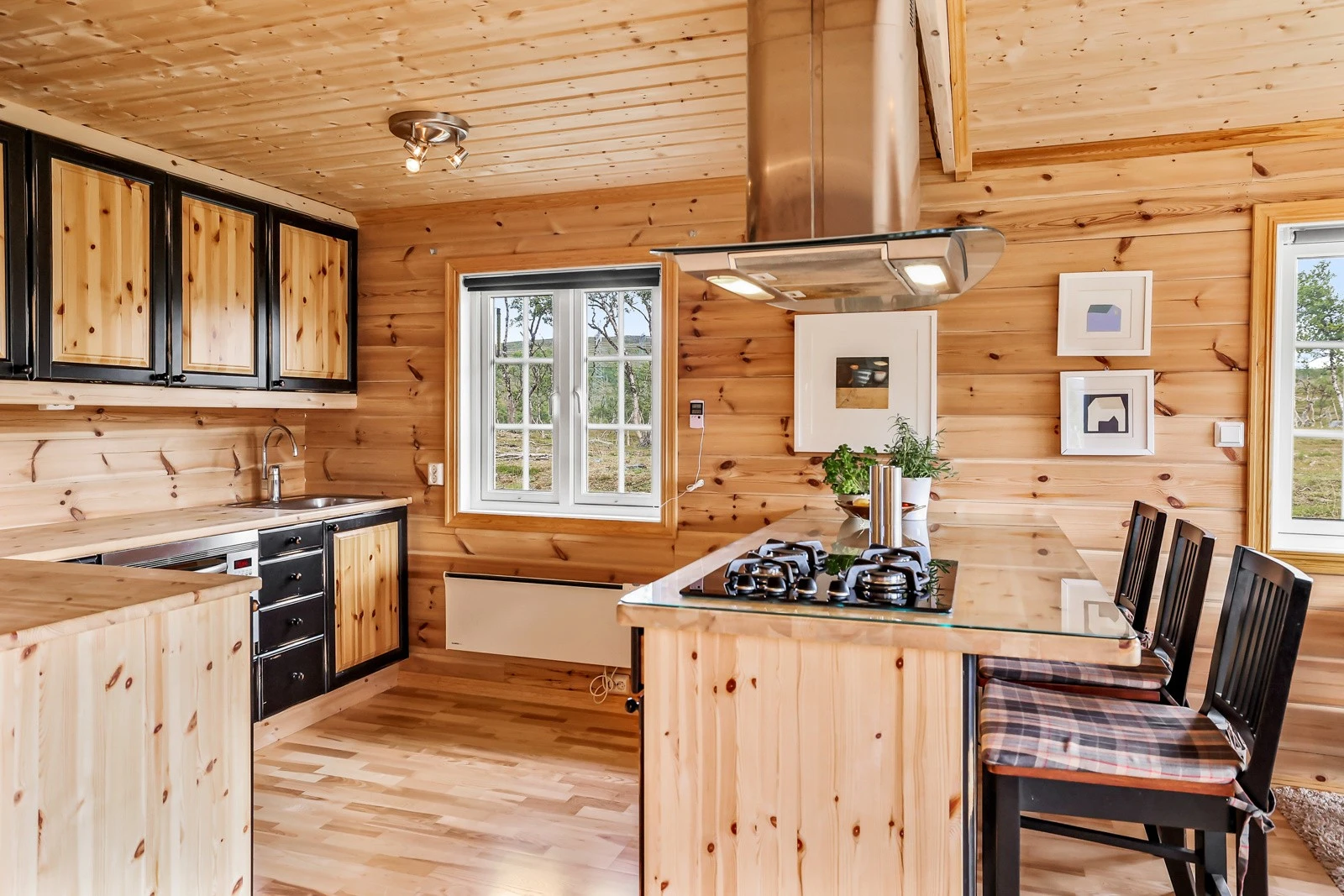 Benkeplaten er av tre Galleribilde